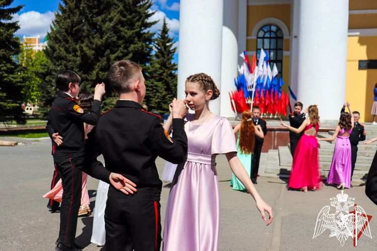В Йошкар-Оле учащиеся подшефных классов Росгвардии приняли участие в городском кадетском балу