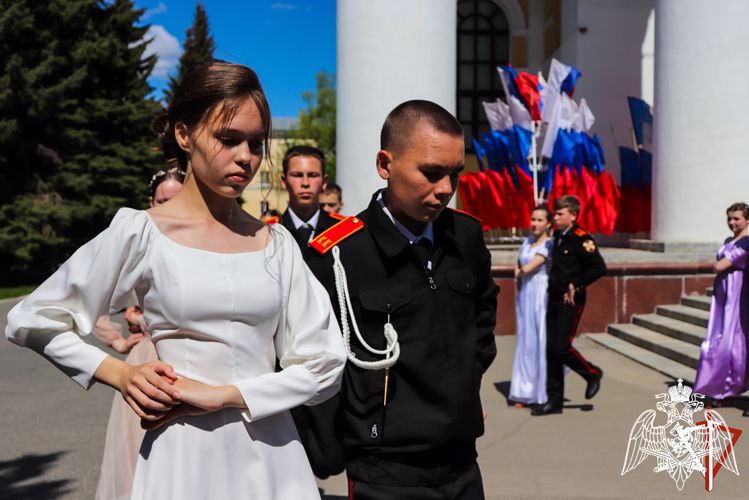 В Йошкар-Оле учащиеся подшефных классов Росгвардии приняли участие в городском кадетском балу
