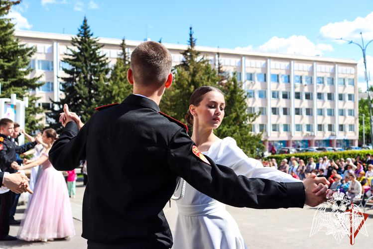 В Йошкар-Оле учащиеся подшефных классов Росгвардии приняли участие в городском кадетском балу