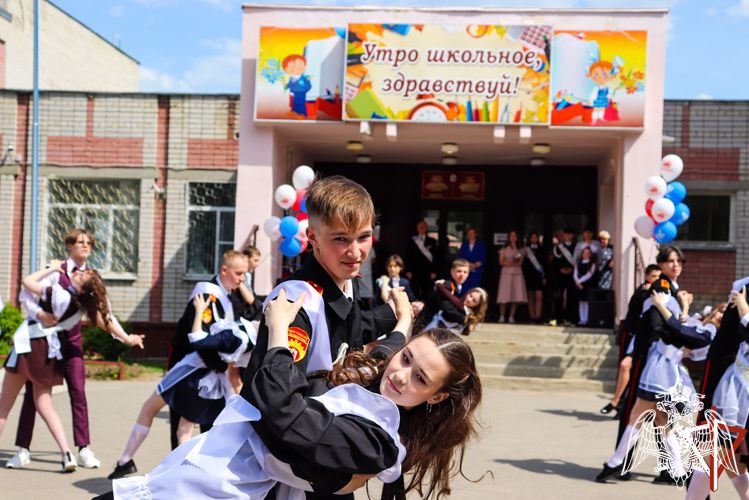 В Марий Эл представители Росгвардии поздравили учащихся подшефных классов с завершением учебы