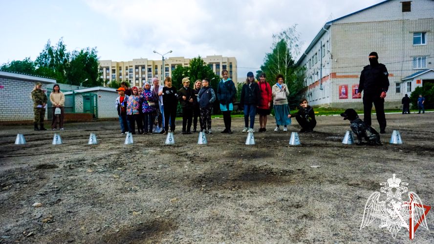 В День защиты детей воспитанники воскресной школы Серафима Саровского г. Йошкар-Олы побывали в гостях у росгвардейцев