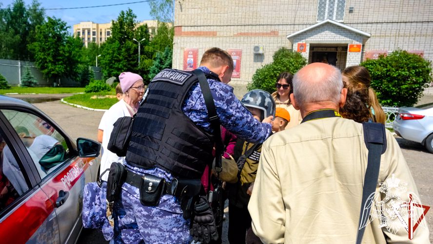 В День защиты детей воспитанники воскресной школы Серафима Саровского г. Йошкар-Олы побывали в гостях у росгвардейцев
