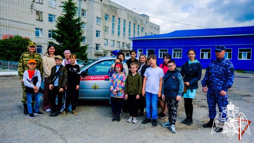 В День защиты детей воспитанники воскресной школы Серафима Саровского г. Йошкар-Олы побывали в гостях у росгвардейцев