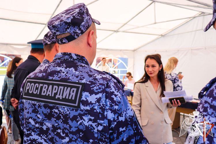 В Йошкар-Оле сотрудники Росгвардии приняли участие в ярмарке вакансий