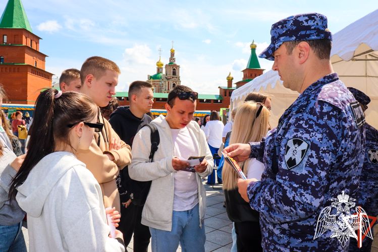 В Йошкар-Оле сотрудники Росгвардии приняли участие в ярмарке вакансий