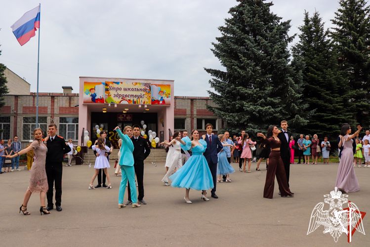 В Йошкар-Оле росгвардейцы поздравили учащихся подшефного класса  с завершением учебы
