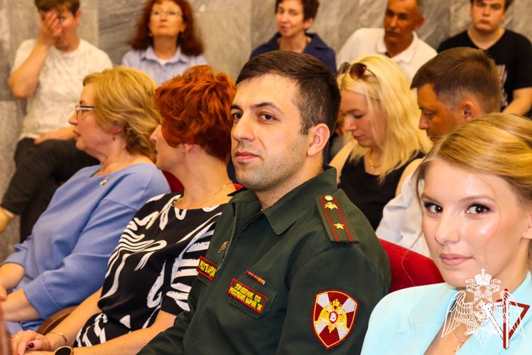 В Йошкар-Оле росгвардейцы поздравили учащихся подшефного класса  с завершением учебы
