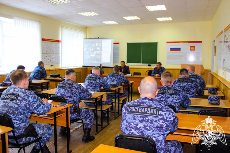 В Йошкар-Оле в отделе вневедомственной охраны Росгвардии состоялось тематическое занятие, приуроченное ко Дню России