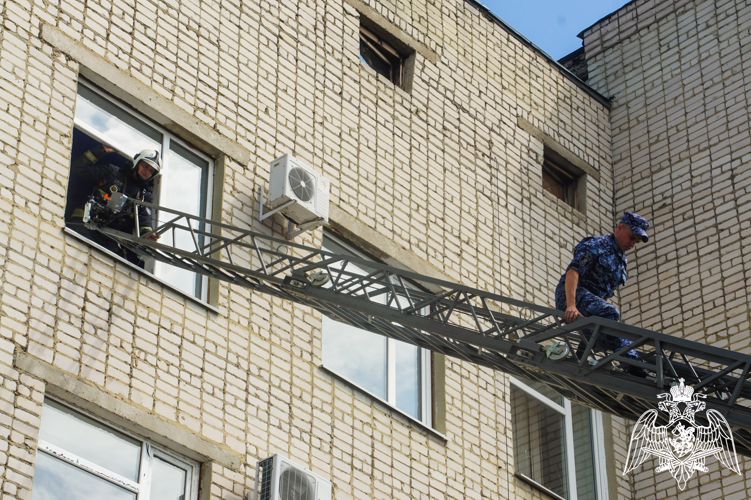 В Йошкар-Оле сотрудники Росгвардии и МЧС России провели совместные пожарно-тактические учения 