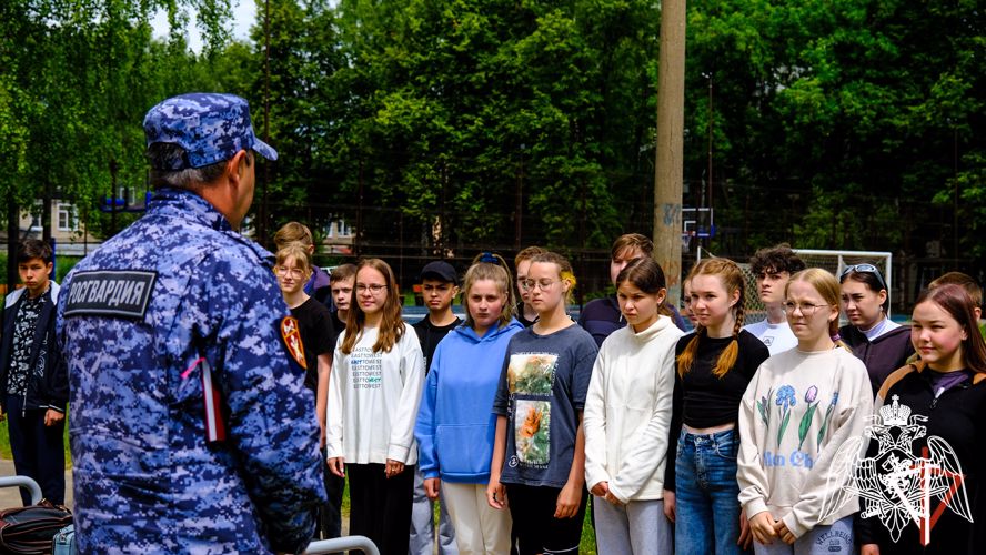 В Йошкар-Оле представители Росгвардии провели очередной набор школьников в подшефные классы силового ведомства