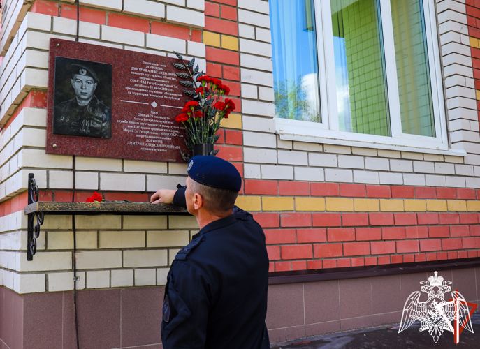 В Йошкар-Оле сотрудники спецподразделения Росгвардии почтили память сослуживца, погибшего 23 года назад