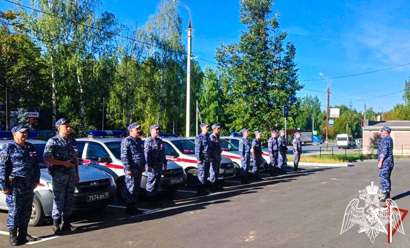 В Йошкар-Оле росгвардейцы присоединились к патриотическим акциям, посвященным Дню Российского флага