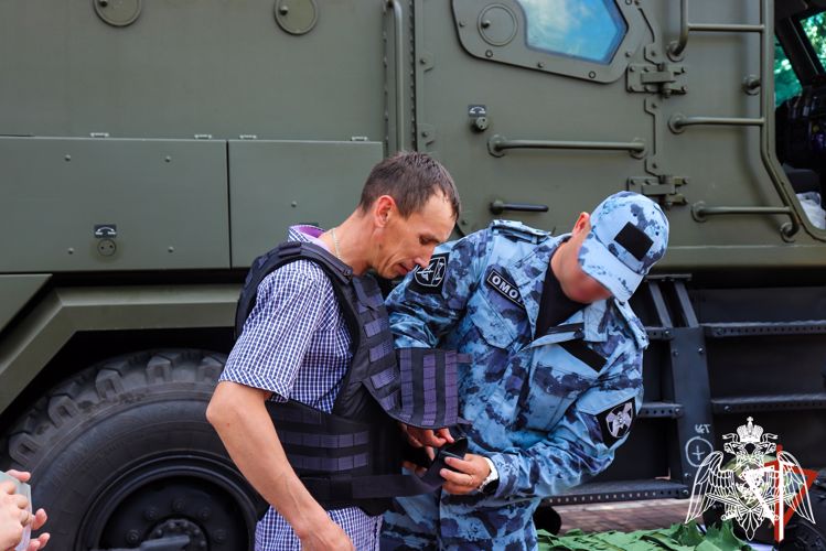 В День города Йошкар-Олы росгвардейцы рассказали жителям республики о своей служебной деятельности