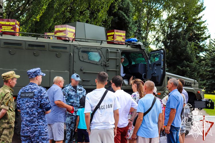 В День города Йошкар-Олы росгвардейцы рассказали жителям республики о своей служебной деятельности
