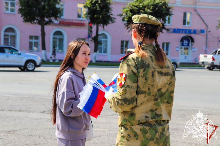 В Йошкар-Оле росгвардейцы присоединились к патриотическим акциям, посвященным Дню Российского флага