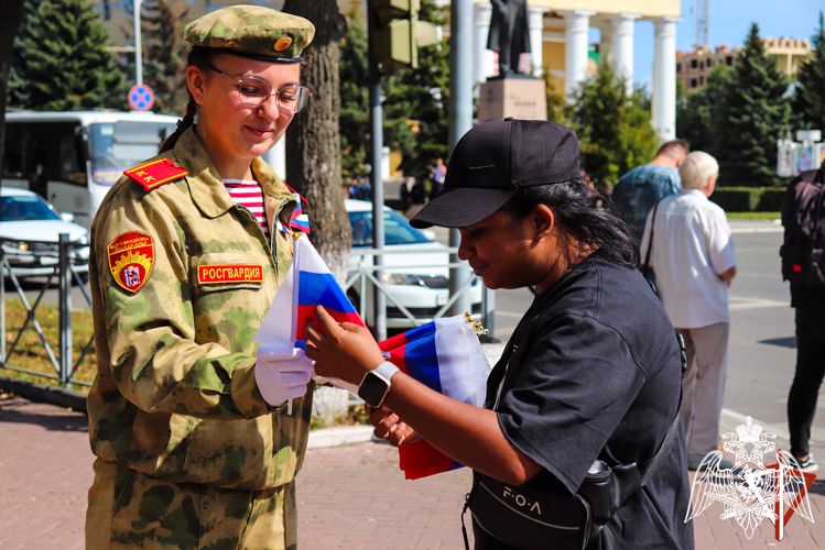 В Йошкар-Оле росгвардейцы присоединились к патриотическим акциям, посвященным Дню Российского флага