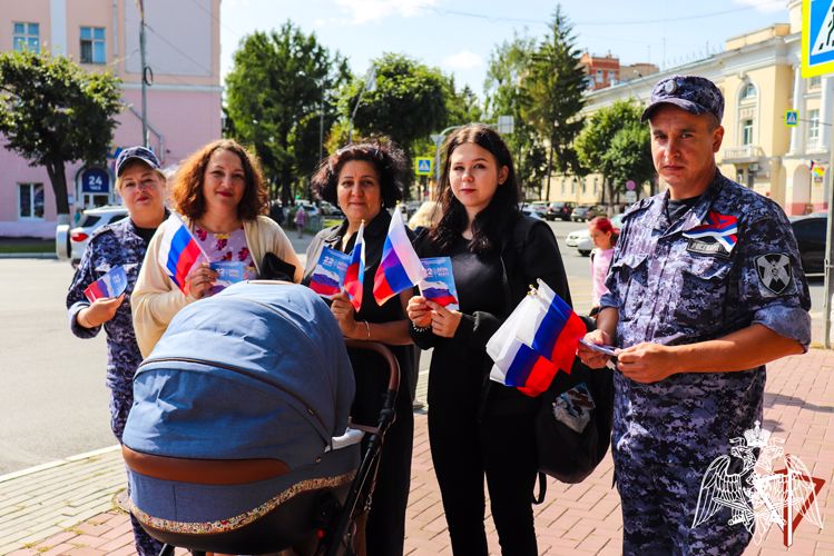 В Йошкар-Оле росгвардейцы присоединились к патриотическим акциям, посвященным Дню Российского флага
