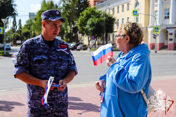 В Йошкар-Оле росгвардейцы присоединились к патриотическим акциям, посвященным Дню Российского флага