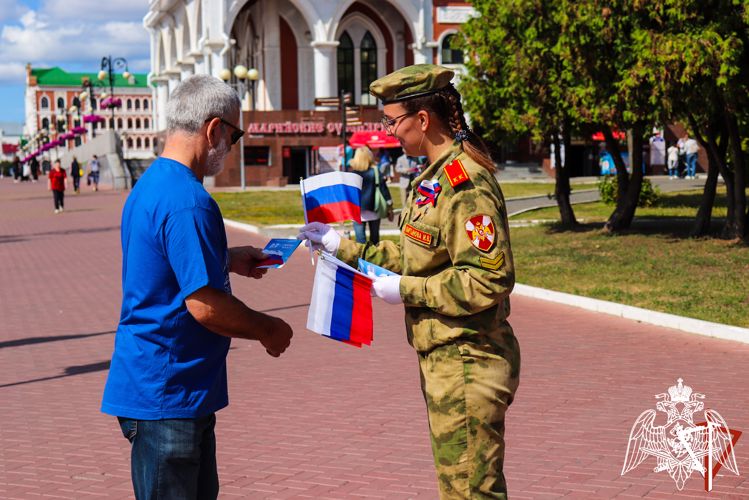 В Йошкар-Оле росгвардейцы присоединились к патриотическим акциям, посвященным Дню Российского флага
