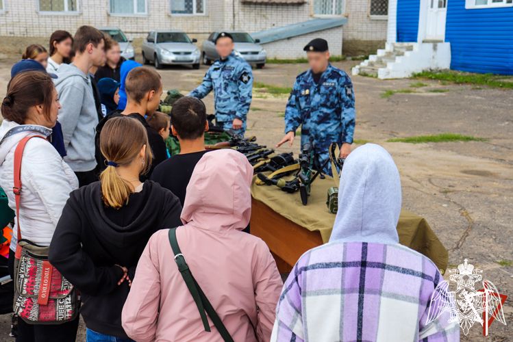 В Йошкар-Оле накануне Дня знаний сотрудники Росгвардии провели день открытых дверей