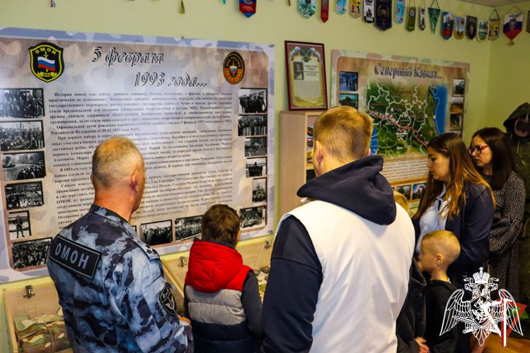 В Йошкар-Оле накануне Дня знаний сотрудники Росгвардии провели день открытых дверей
