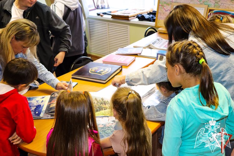 В Йошкар-Оле накануне Дня знаний сотрудники Росгвардии провели день открытых дверей