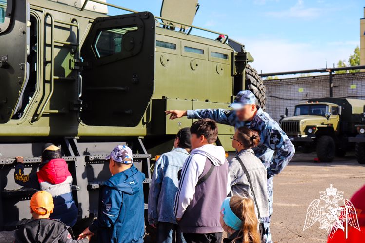 В Йошкар-Оле накануне Дня знаний сотрудники Росгвардии провели день открытых дверей