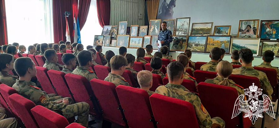 В Йошкар-Оле представители Росгвардии провели урок безопасности для подшефных школьников 