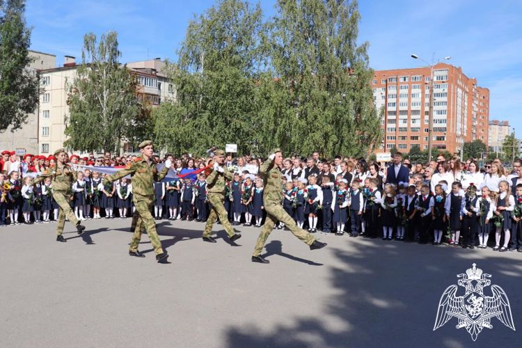 Росгвардейцы поздравили с Днем знаний учащихся подшефных классов в Марий Эл