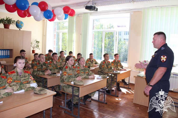 В Йошкар-Оле представители Росгвардии провели урок безопасности для подшефных школьников 