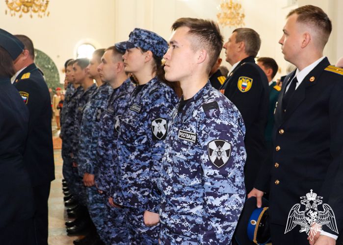 В Йошкар-Оле росгвардейцы присоединилась к Всероссийскому молебну о Победе