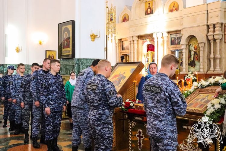 В Йошкар-Оле росгвардейцы присоединилась к Всероссийскому молебну о Победе