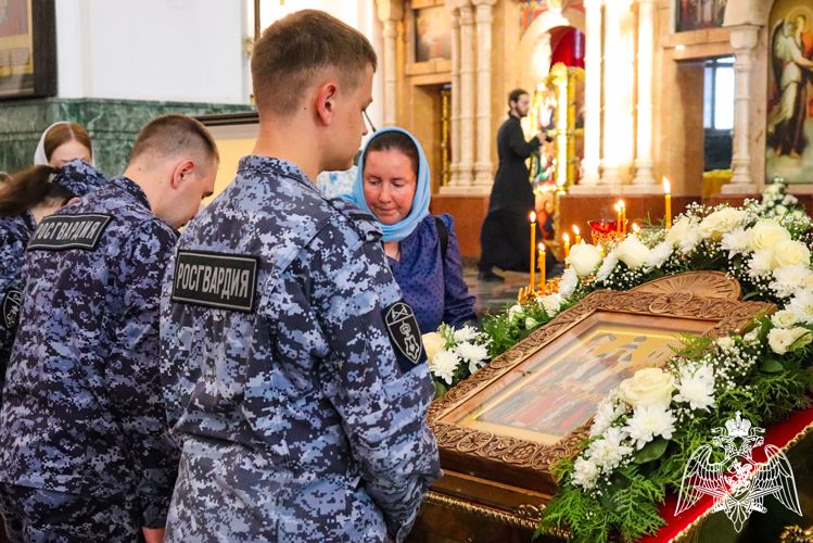 В Йошкар-Оле росгвардейцы присоединилась к Всероссийскому молебну о Победе