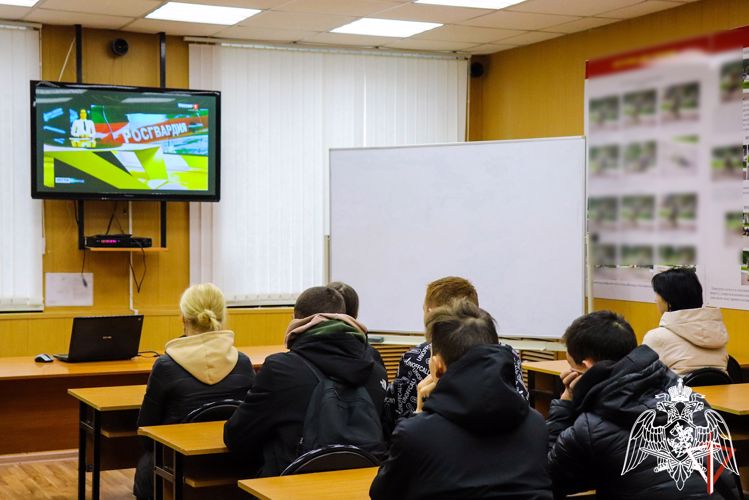 Студенты йошкар-олинского техникума побывали в гостях у бойцов отряда мобильного особого назначения