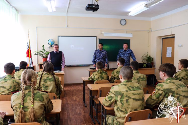В Йошкар-Оле сотрудники Росгвардии рассказали школьникам профильного класса о своей службе
