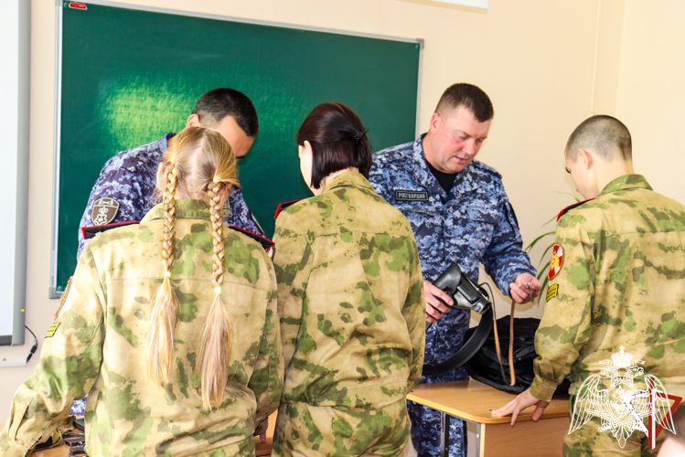 В Йошкар-Оле сотрудники Росгвардии рассказали школьникам профильного класса о своей службе
