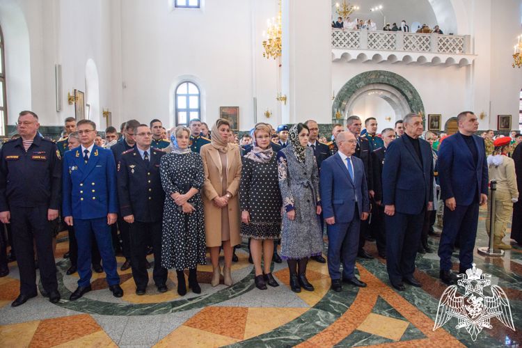 В Йошкар-Оле росгвардейцы присоединилась к Всероссийскому молебну о Победе