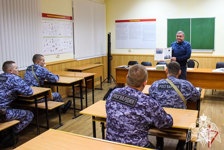 В Йошкар-Оле ветеран Росгвардии провел тематическое занятие с молодыми сотрудниками вневедомственной охраны