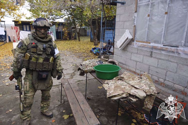 Незарегистрированное оружие и форму ВСУ обнаружили росгвардейцы в ДНР