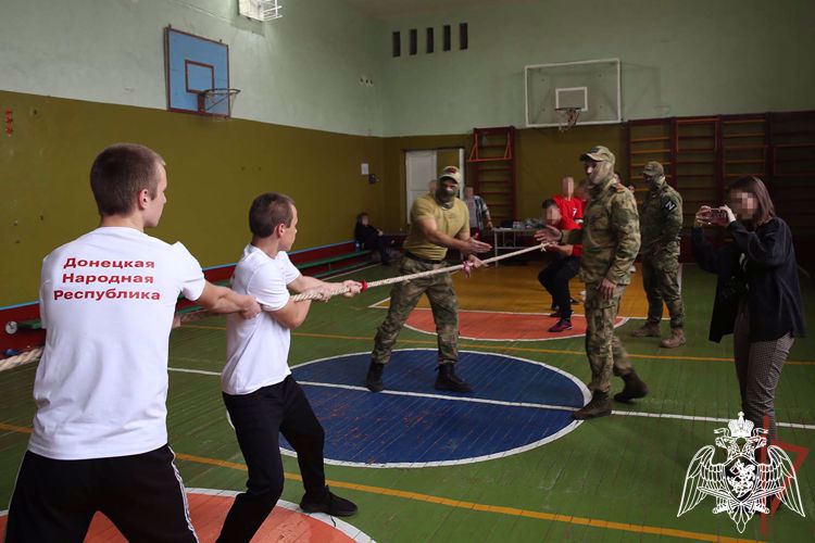 Росгвардия и «Движение первых» провели в ДНР посвященную Дню народного единства спартакиаду 