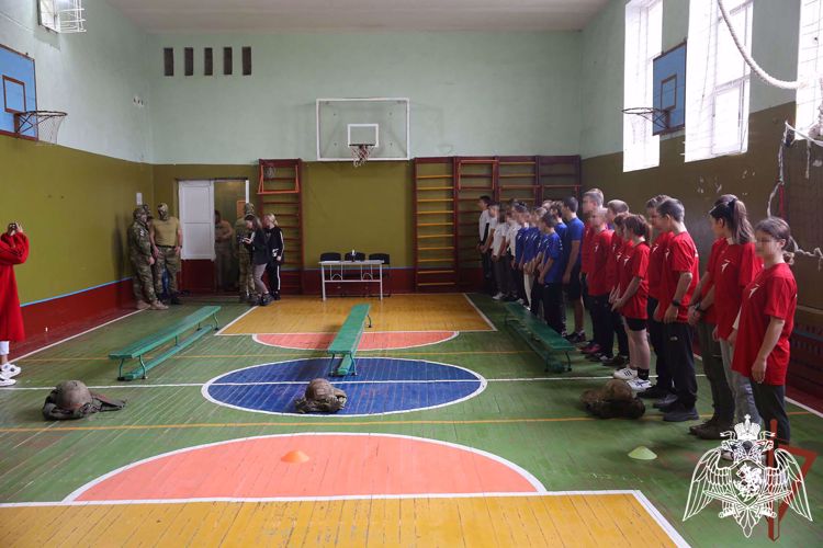 Росгвардия и «Движение первых» провели в ДНР посвященную Дню народного единства спартакиаду 