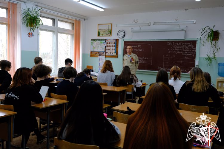 Сотрудники спецподразделения Росгвардии провели урок мужества для школьников Йошкар-Олы