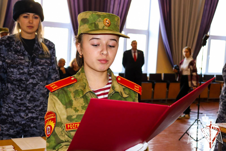 В преддверии Дня Героев Отечества ученики Йошкар-Олинской гимназии №14 прошли посвящение в кадеты 