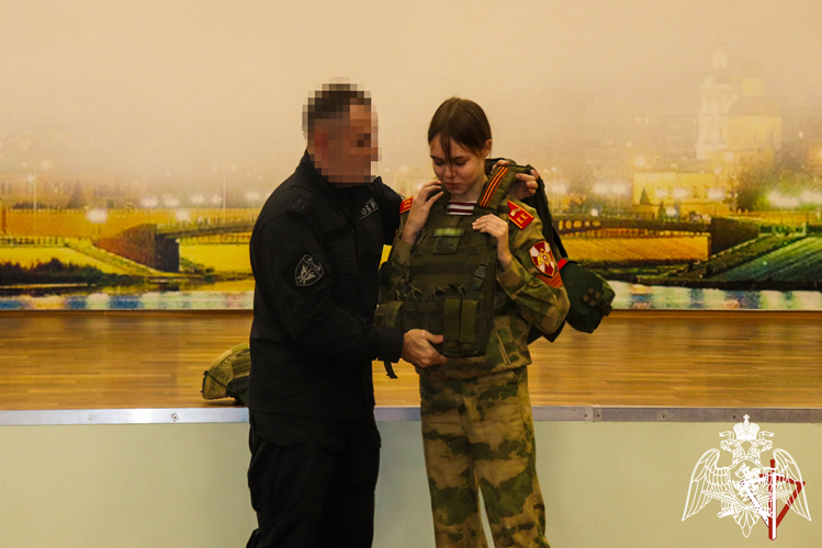 В школе № 19 г. Йошкар-Олы сотрудник спецподразделения Росгвардии провел с учащимися познавательное занятие