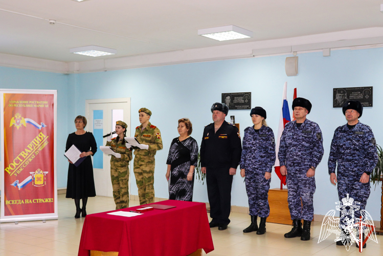 В общеобразовательной школе № 15 г. Йошкар-Олы состоялась торжественная церемония посвящения в кадеты