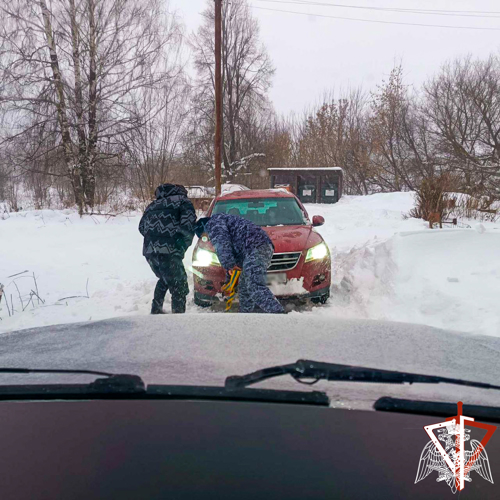В Йошкар-Оле сотрудники Росгвардии помогли автомобилистам, попавшим в сложную дорожную ситуацию 