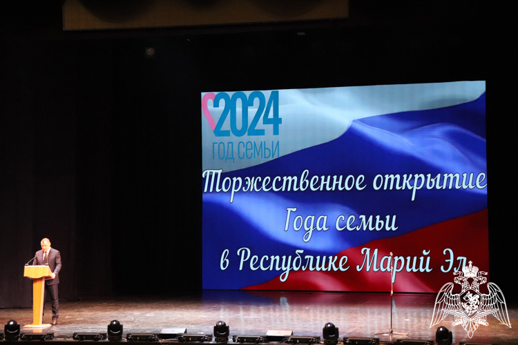 Глава Республики Марий Эл вручил награду многодетной семье сотрудника Росгвардии 