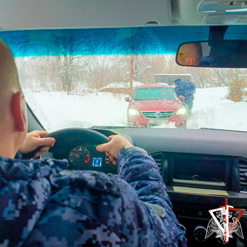 В Йошкар-Оле сотрудники Росгвардии помогли автомобилистам, попавшим в сложную дорожную ситуацию 