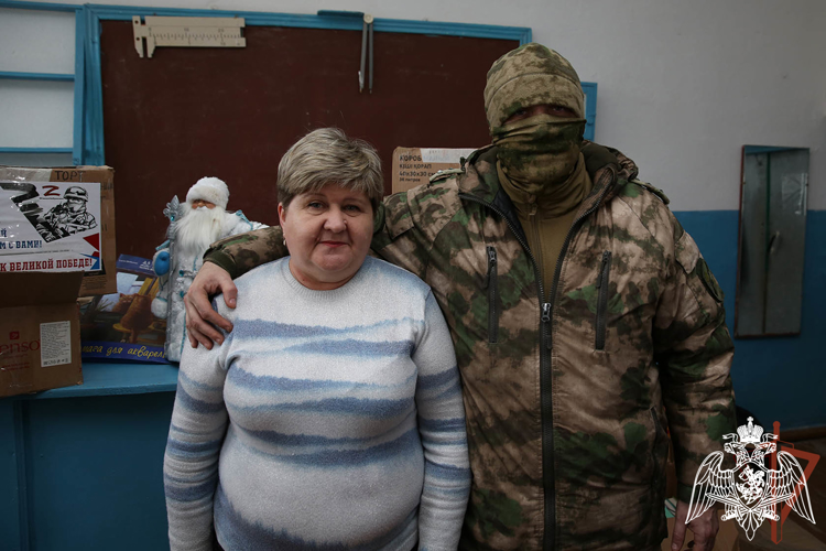 Росгвардейцы привезли гуманитарную помощь школьникам ДНР