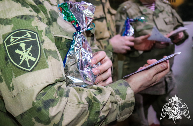 В Йошкар-Оле активисты «Движения Первых» поздравили военнослужащих и сотрудников Росгвардии, заступивших на дежурство в новогоднюю ночь 